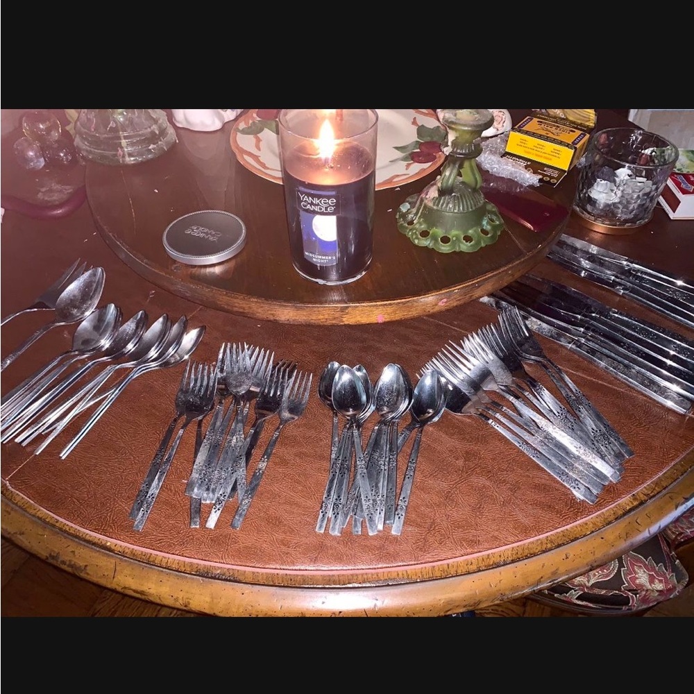 12 settings Oneida Stainless Flatware plus serving pieces. 
 Happy Holidays! 🍷🥂